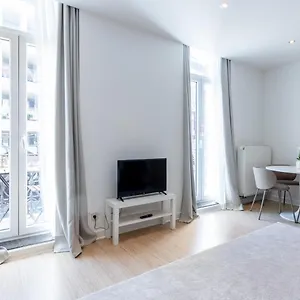 Bright, Spacious & Perfectly Located In The Heart Of Apartment